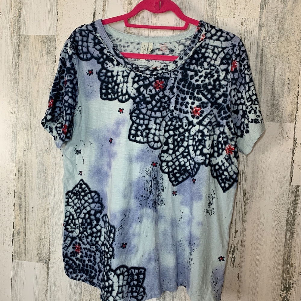 Sahalie Tie Dye Unique Tee Lace pattern & Red Blossom